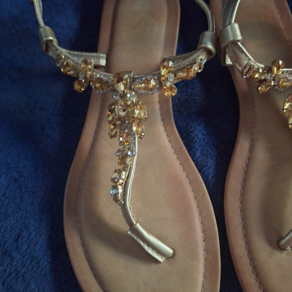 Women's Tan T-Strap Sandals Size 10 - Picture 4 of 11